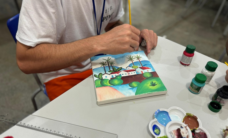 Curso de pintura em tela proporciona conhecimento e resgate social em Penitenciária Industrial de Cascavel