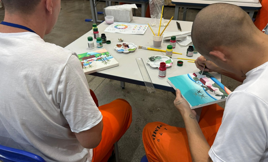 Curso de pintura em tela proporciona conhecimento e resgate social em Penitenciária Industrial de Cascavel