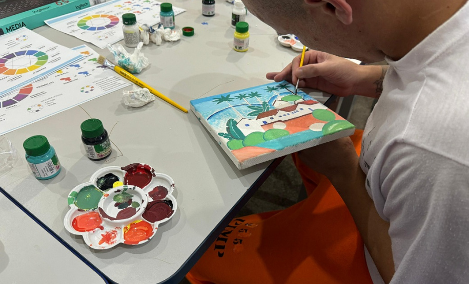 Curso de pintura em tela proporciona conhecimento e resgate social em Penitenciária Industrial de Cascavel