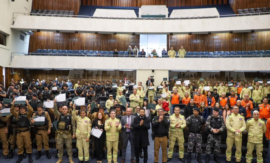 Forças de segurança que atuaram no Rio Grande do Sul são homenageadas na Alep