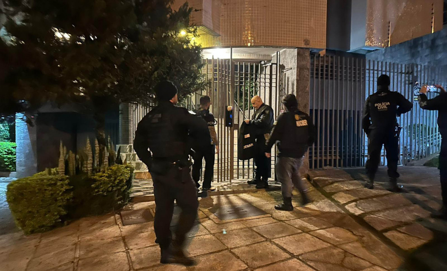 Operação da PCPR em 4 estados mira grupo que lavava dinheiro com lojas de carros e barbearias