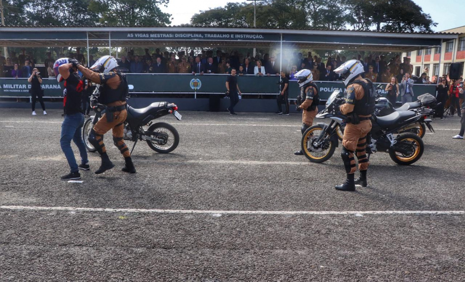 Desfile de 170 anos mostra evolução da tecnologia usada pela PM para ajudar população