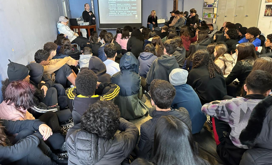 PCPR ministra palestra sobre combate às drogas para 560 estudantes de escola estadual em Curitiba