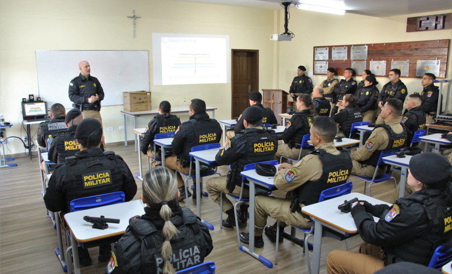 Policiais militares de Curiiba iniciam treinamento para uso de bastão retrátil