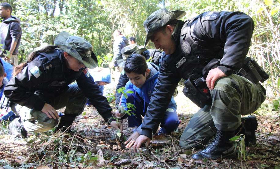 PMPR e SPVS plantam 170 mudas de árvores nativas em celebração ao aniversário da corporação