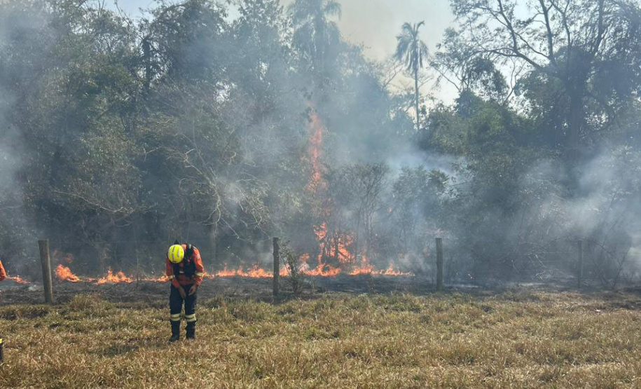 Com bombeiros mobilizados, helicóptero reforça combate a incêndio em Maria Helena