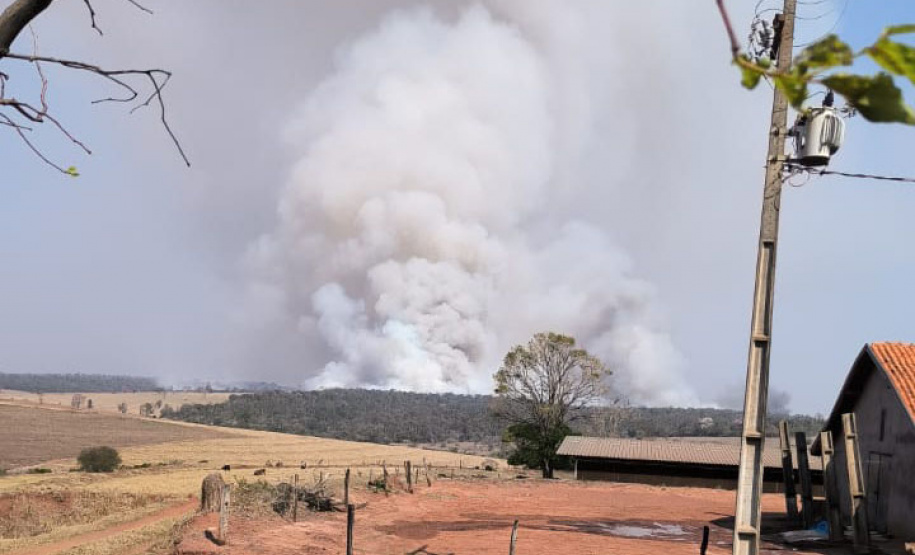 Com bombeiros mobilizados, helicóptero reforça combate a incêndio em Maria Helena