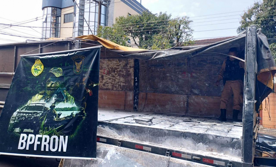 Polícia Militar apreende três toneladas de maconha em caminhão em Umuarama