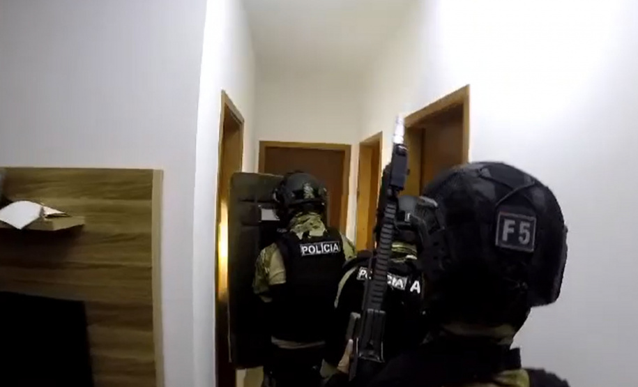 PCPR e PRF prendem 13 pessoas de grupo especializado em roubo de cargas de cigarros