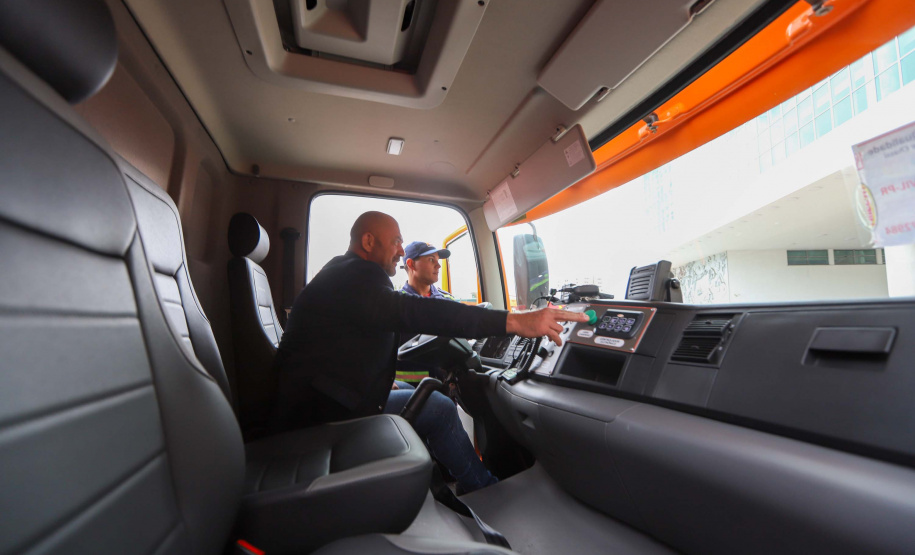 Governador entrega 10 novos caminhões para combate a incêndios