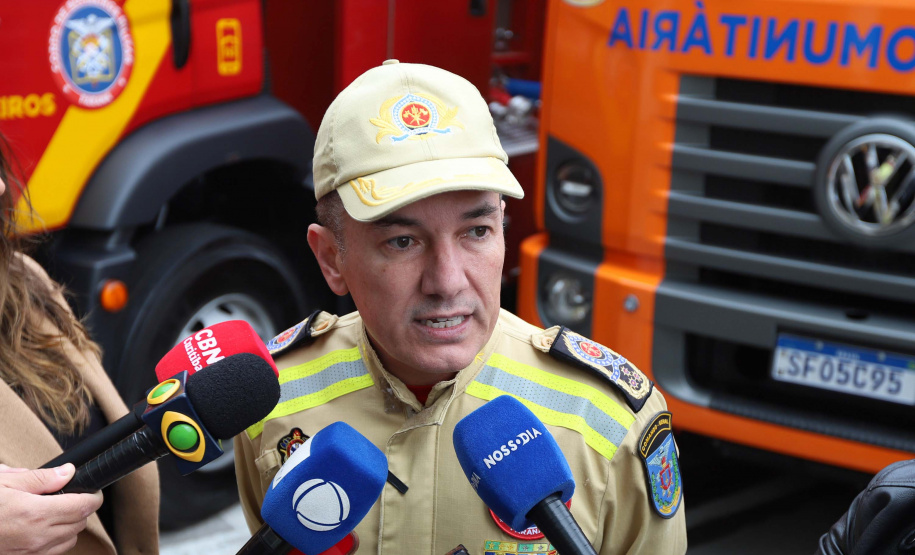 Governador entrega 10 novos caminhões para combate a incêndios