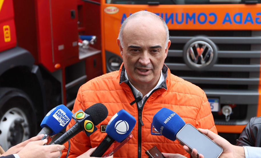 Governador entrega 10 novos caminhões para combate a incêndios