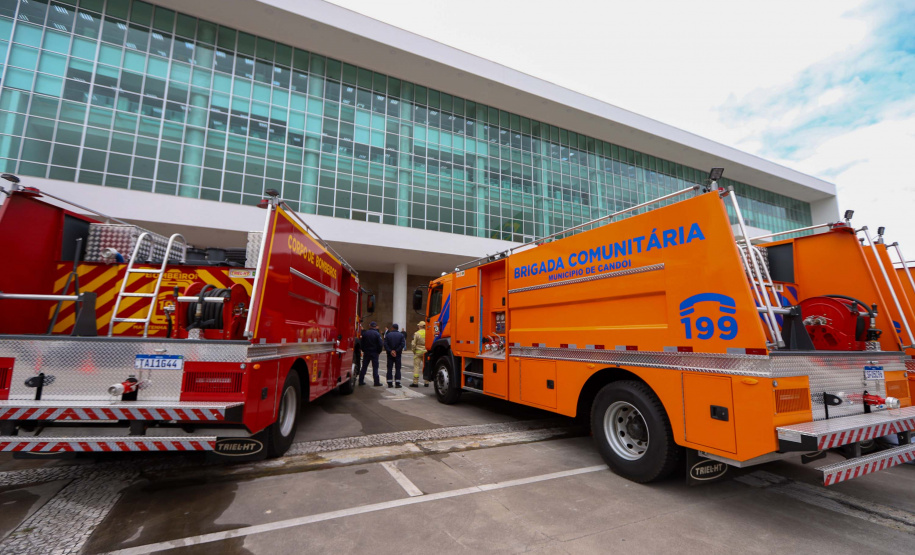 Governador entrega 10 novos caminhões para combate a incêndios