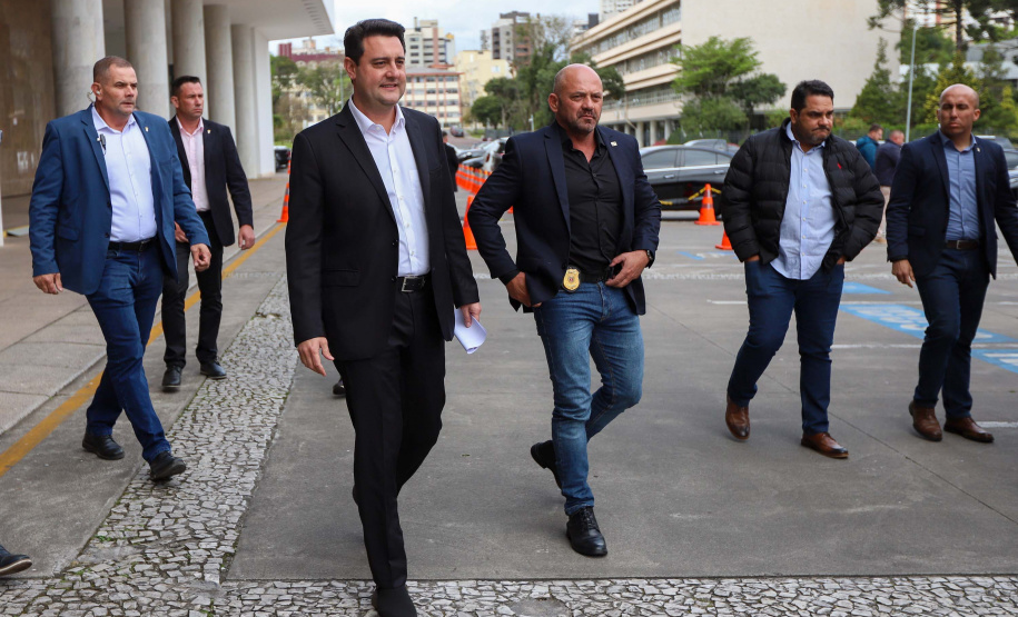 Governador entrega 10 novos caminhões para combate a incêndios