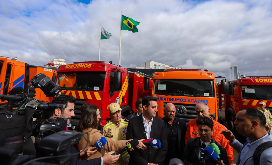 Governador entrega 10 novos caminhões para combate a incêndios