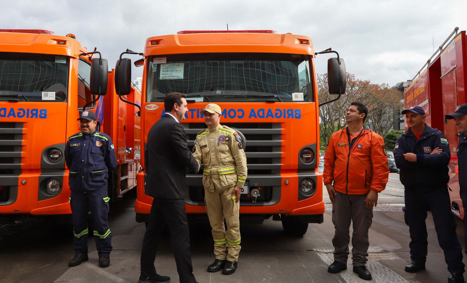 Governador entrega 10 novos caminhões para combate a incêndios