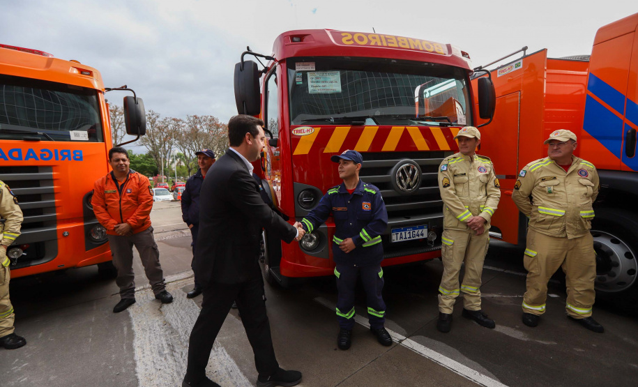 Governador entrega 10 novos caminhões para combate a incêndios