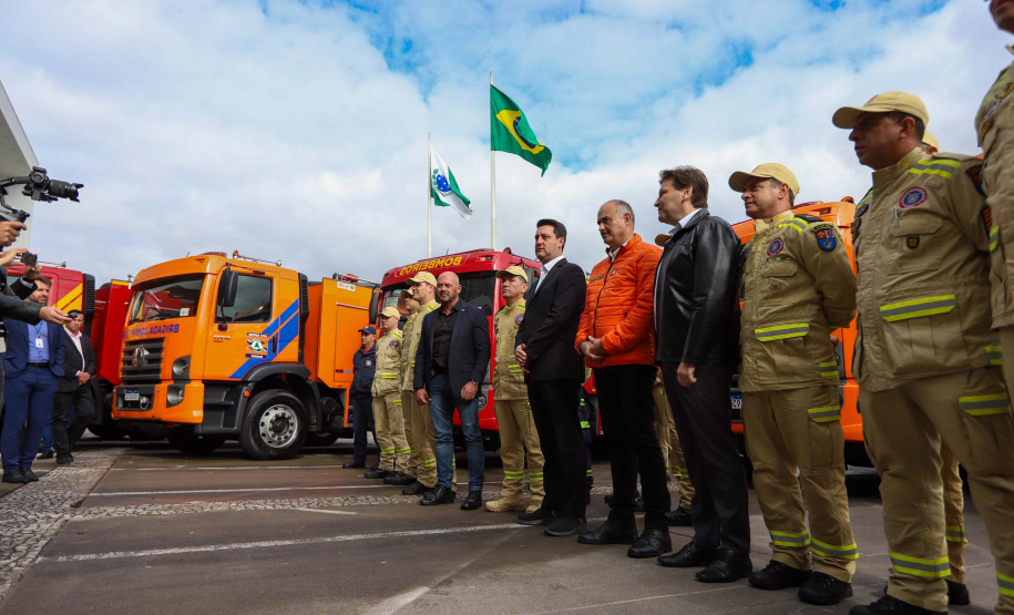 Governador entrega 10 novos caminhões para combate a incêndios