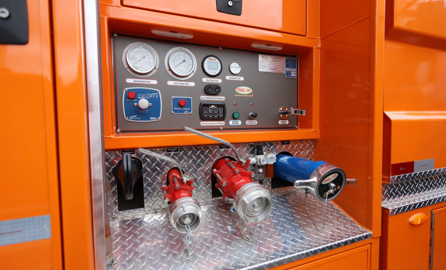 Governador entrega 10 novos caminhões para combate a incêndios