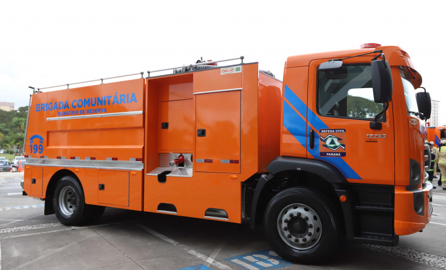 Governador entrega 10 novos caminhões para combate a incêndios