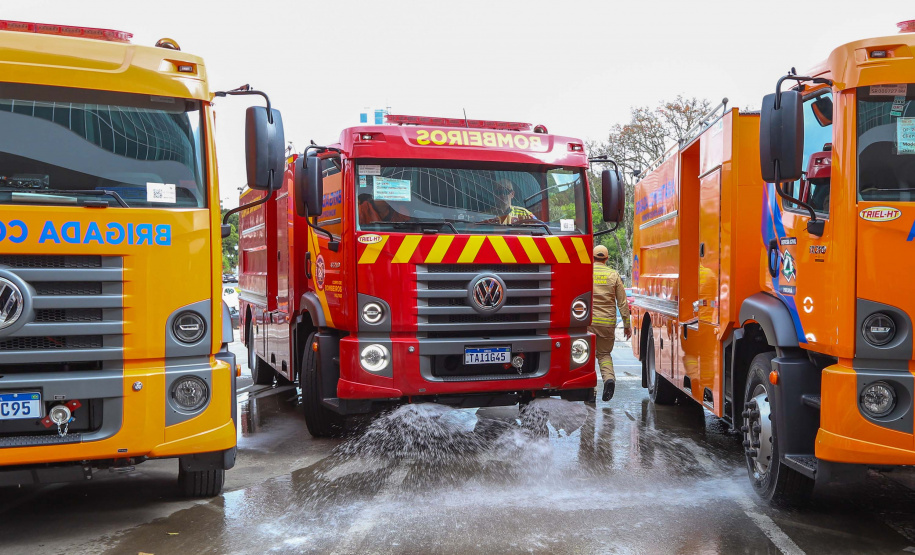 Governador entrega 10 novos caminhões para combate a incêndios