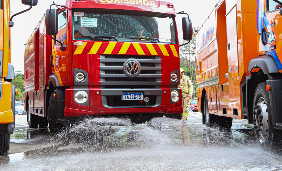 Governador entrega 10 novos caminhões para combate a incêndios