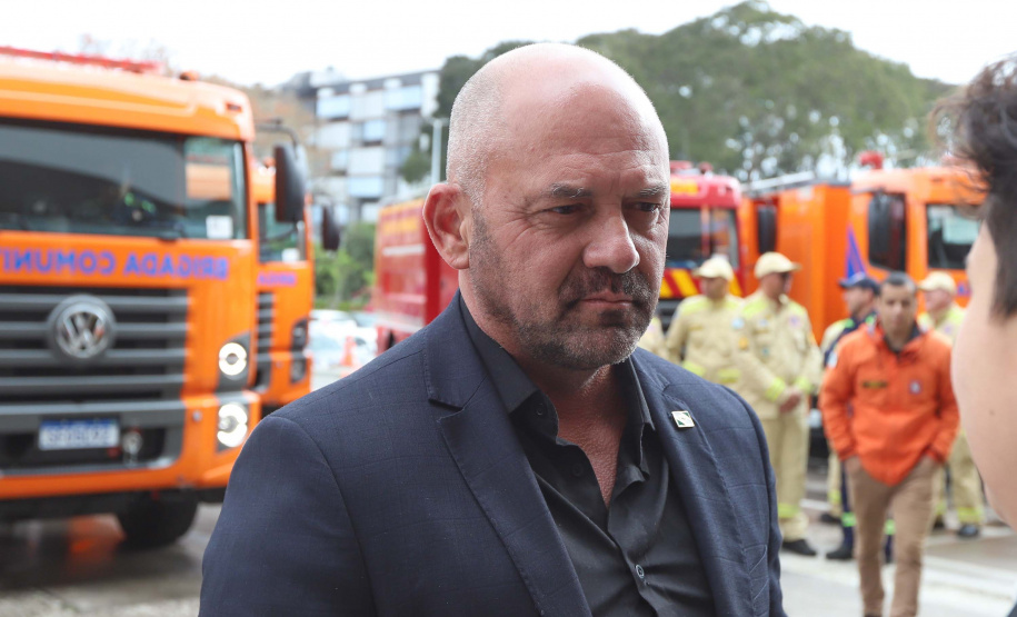 Governador entrega 10 novos caminhões para combate a incêndios