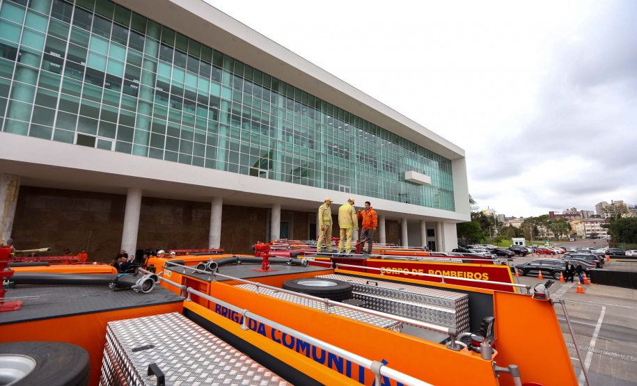 Governador entrega 10 novos caminhões para combate a incêndios