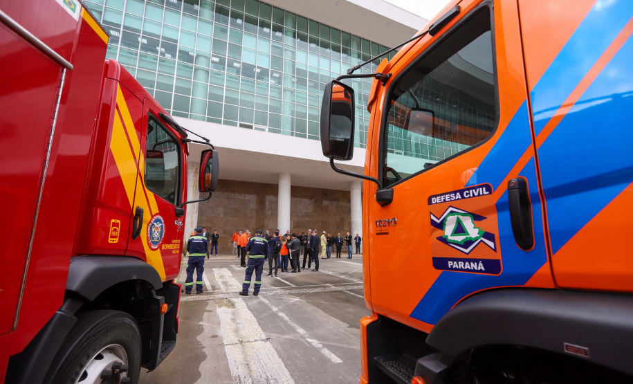 Governador entrega 10 novos caminhões para combate a incêndios