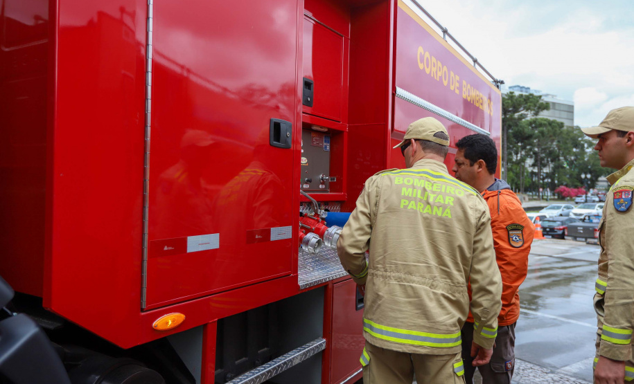 Governador entrega 10 novos caminhões para combate a incêndios