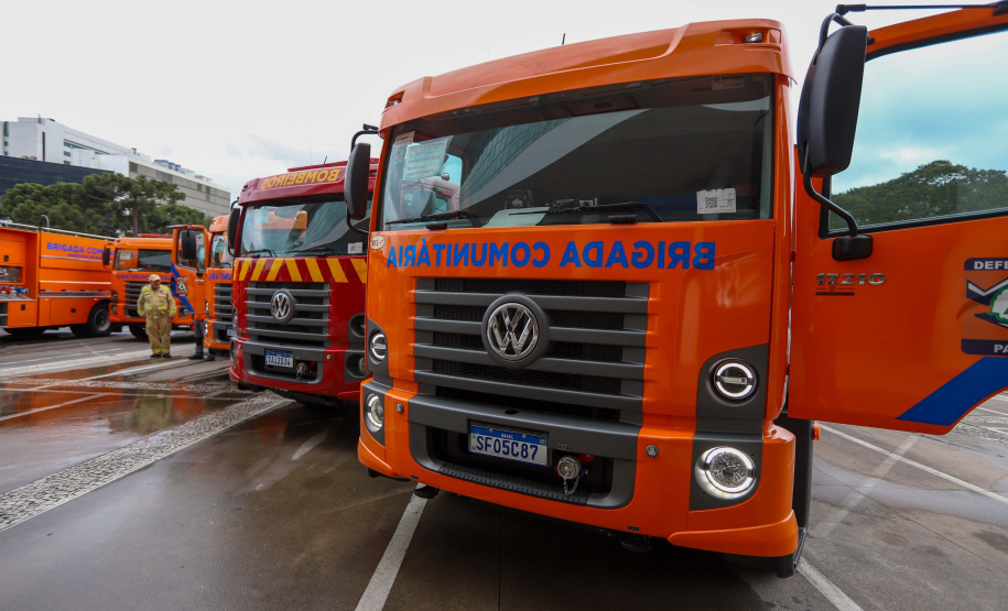 Governador entrega 10 novos caminhões para combate a incêndios