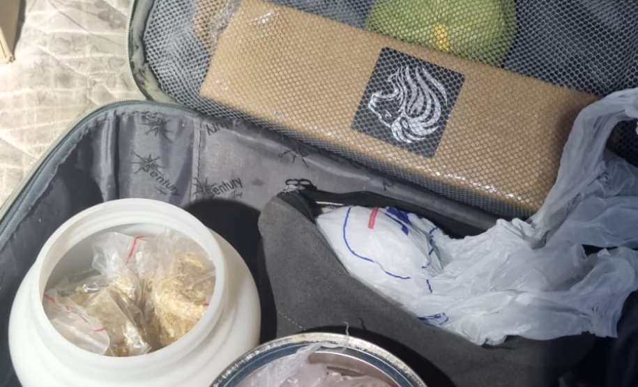 PMPR prende homem com armas e drogas após abordagem em Curitiba