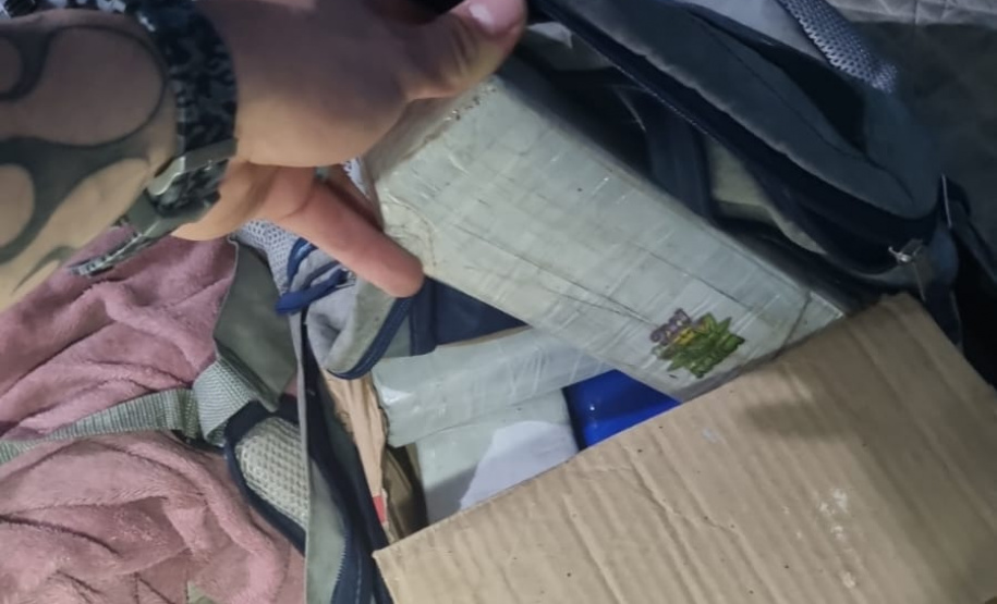 PMPR prende homem com armas e drogas após abordagem em Curitiba