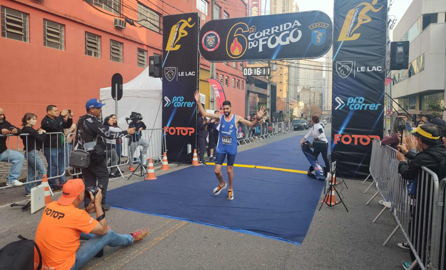 6ª Corrida do Fogo leva mais de duas mil pessoas às ruas de Curitiba