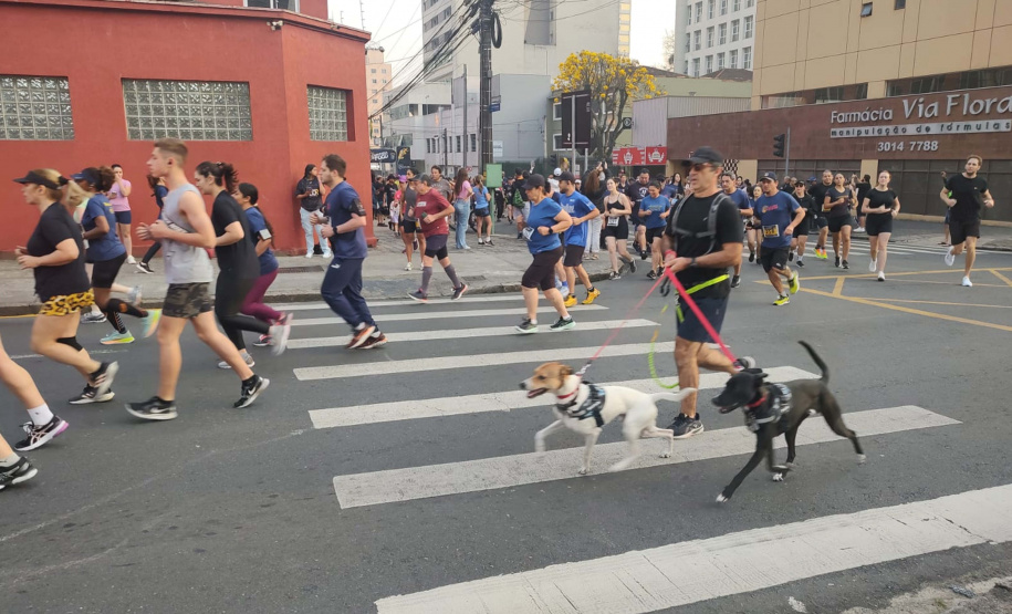 6ª Corrida do Fogo leva mais de duas mil pessoas às ruas de Curitiba