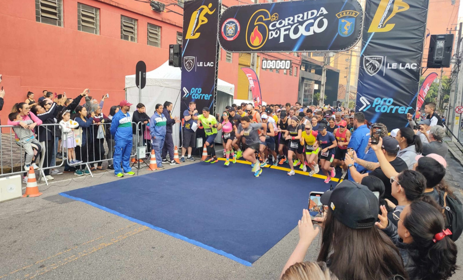 6ª Corrida do Fogo leva mais de duas mil pessoas às ruas de Curitiba
