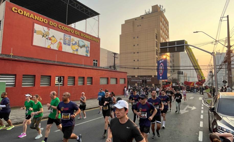 6ª Corrida do Fogo leva mais de duas mil pessoas às ruas de Curitiba