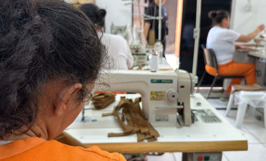 Mulheres privadas de liberdade transformam fardas sem uso em produtos sustentáveis