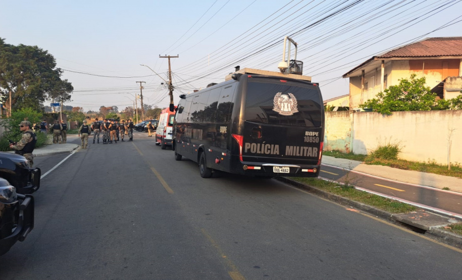 Homem é preso pela PMPR após manter duas pessoas como reféns