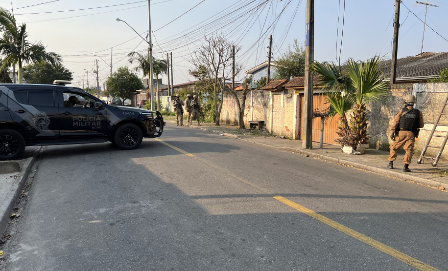 Homem é preso pela PMPR após manter duas pessoas como reféns