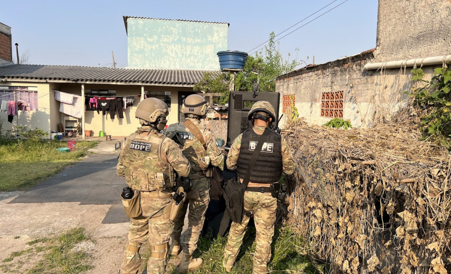 Homem é preso pela PMPR após manter duas pessoas como reféns