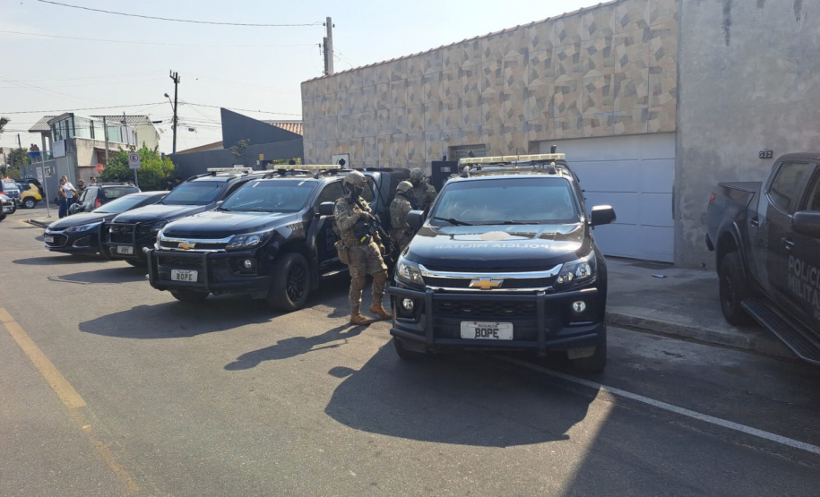 Homem é preso pela PMPR após manter duas pessoas como reféns