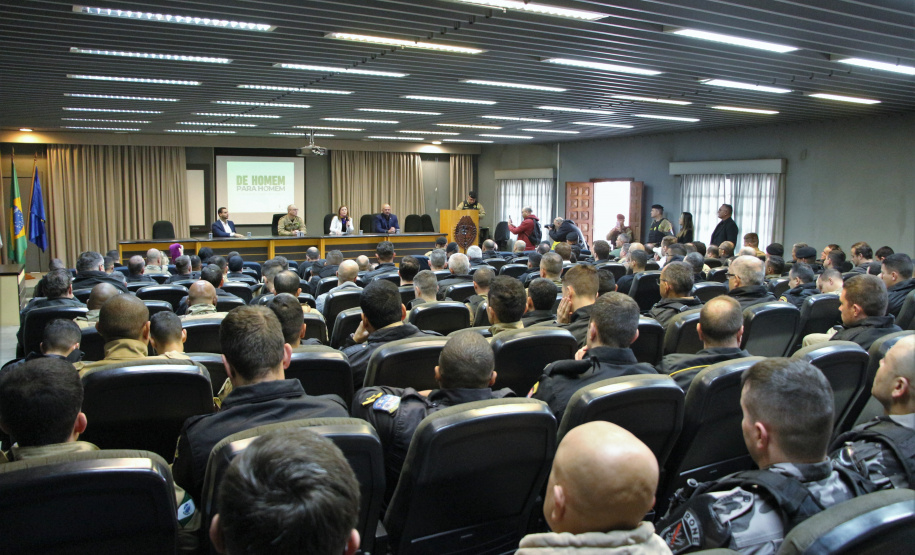 Policiais militares que atuam na Capital participam de palestra sobre o combate à violência contra a mulher