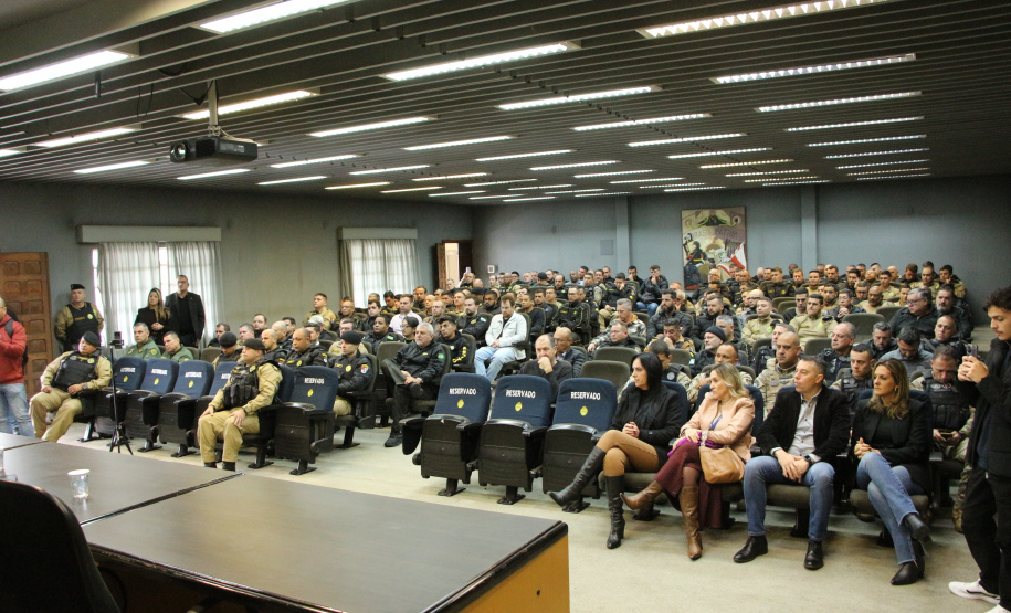 Policiais militares que atuam na Capital participam de palestra sobre o combate à violência contra a mulher