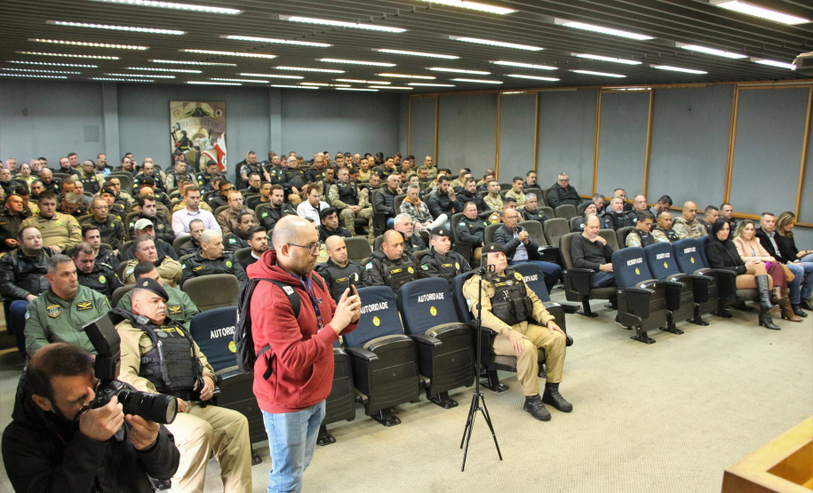 Policiais militares que atuam na Capital participam de palestra sobre o combate à violência contra a mulher