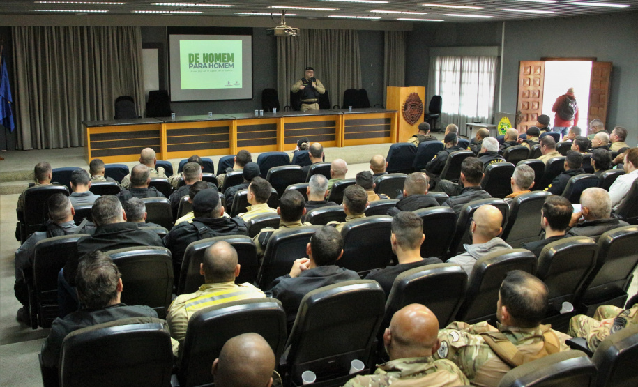 Policiais militares que atuam na Capital participam de palestra sobre o combate à violência contra a mulher