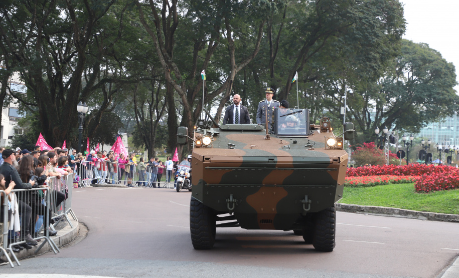 Desfile com milhares de pessoas festeja os 202 anos da Independência do Brasil