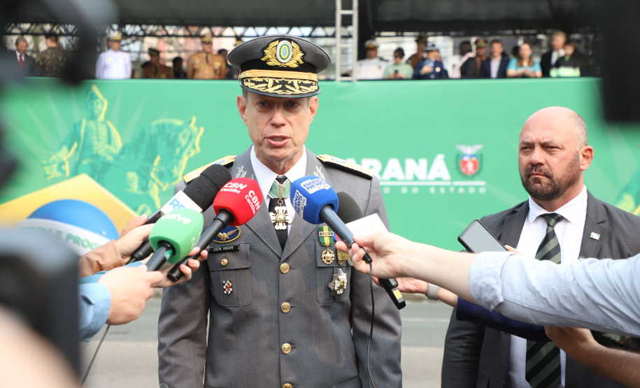 Desfile com milhares de pessoas festeja os 202 anos da Independência do Brasil