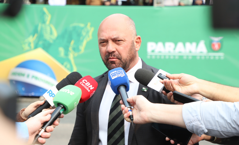 Desfile com milhares de pessoas festeja os 202 anos da Independência do Brasil