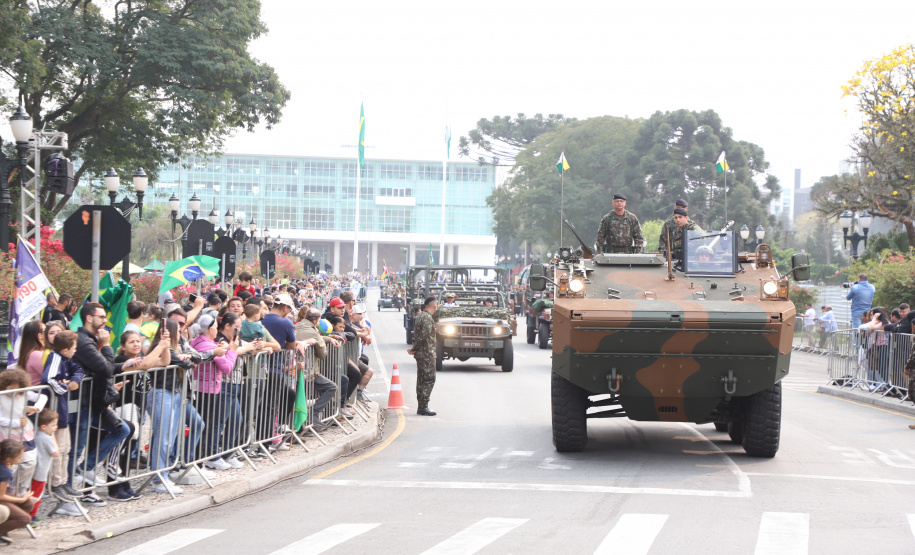 Desfile com milhares de pessoas festeja os 202 anos da Independência do Brasil